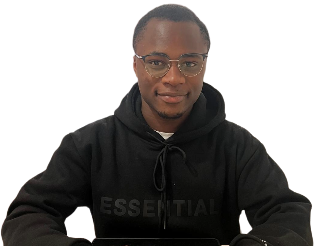 Rucel Tsafack, assis, portant un sweat noir